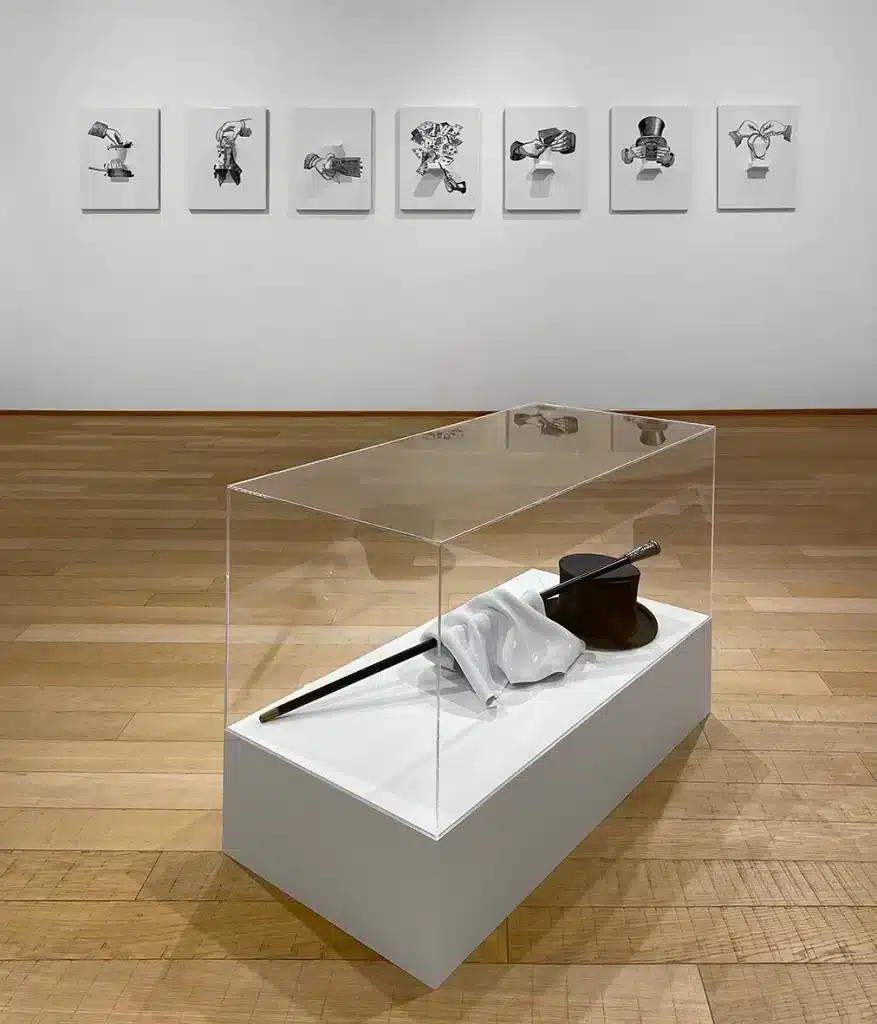 “SENZA TITOLO CON CILINDRO E BASTONE” 2022 – Termoformatura in polistirene, stoffa, legno, metallo / polystyrene thermoforming, fabric, wood, metal – cm 25 x 90 x 40