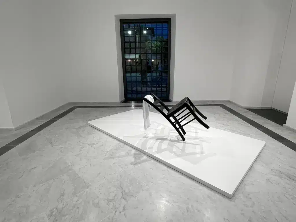 “SENZA TITOLO CON SEDIA” 2016 – Termoformatura in polistirene, legno, paglia, smalto / Polystyrene thermoforming, wood, straw, enamel, – cm 40 x 80 x 90