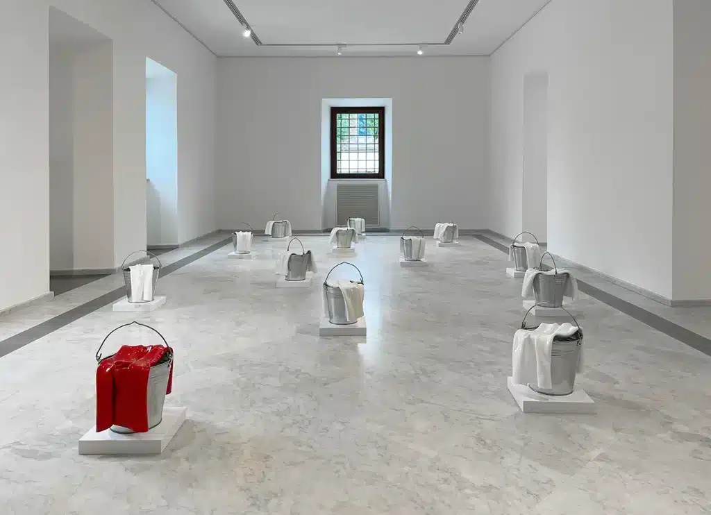 “SENZA TITOLO CON SECCHI” 2017/2022 – Termoformatura in polistirene, metallo, ferro, acciaio, smalto / polystyrene thermoforming, metal, iron, steel, enamel – cm. 30 x 35 x 45