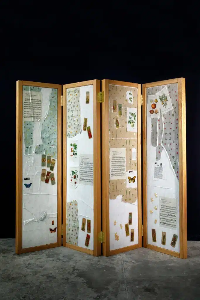 “L’arte di separare”, 2022 – 2023 – Marmo di Carrara, china nera, foglia d’oro, foglia d’argento, legno di rovere / Carrara marble, black indian ink, golden leaf, silver leaf, oak wood – cm 170 x 192 x 6