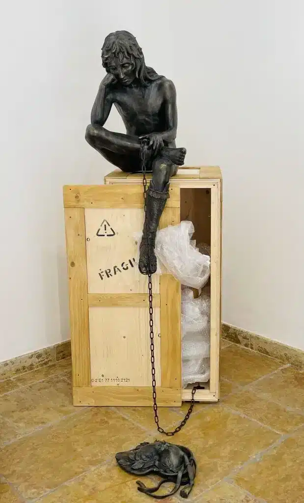 “Box n. 4 – David di Donatello” 2017, Jesmonite, wood, chain, metallic oxides and pluriball / Jesmonite, legno, catena, ossidi di metallo e pluriball – cm 160 x 50 x 60