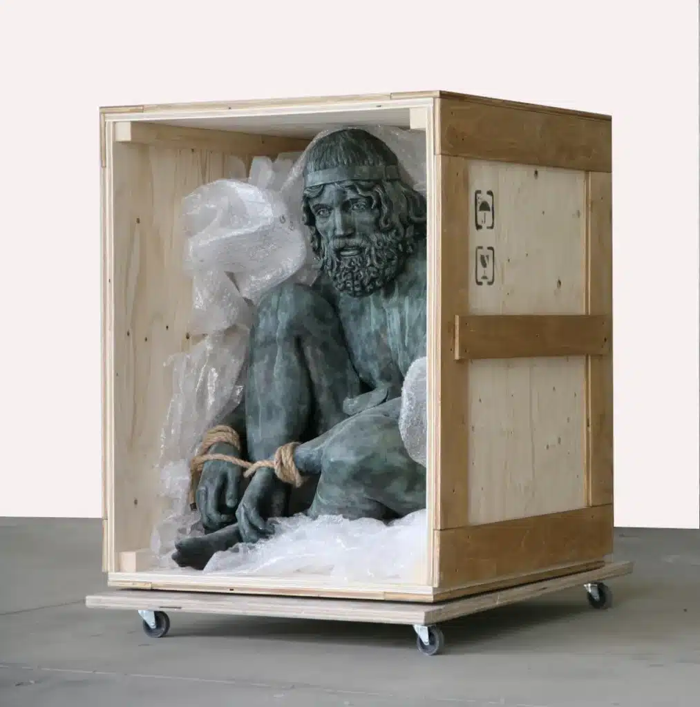 “Box n° 3” (Bronzo di Riace rapito/kidnapped) 2016, Jesmonite, legno, corde e ossidi metallici / jesmonite, wood, rope, metallic oxides – cm . 90 x 75 x 80