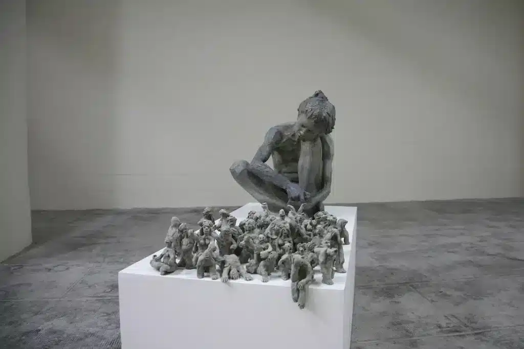 “Demiurgo” 2024 Jesmonite, terra cruda / Jesmonite, unfired clay/ Dimensioni variabili / variable dimensions