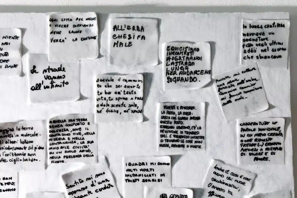 “Io sono uno degli altri” 2023 – Marmo di Carrara, china nera e foglia in argento / Carrara marble, black indian ink and silver leaf – cm 70 x 100 x 2,5