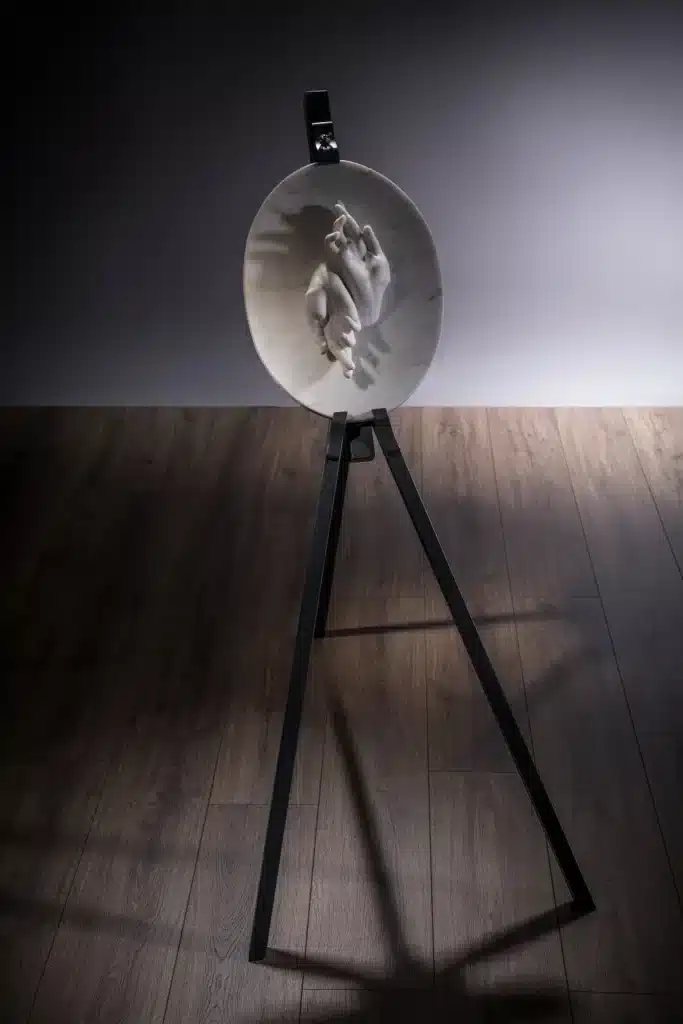 “Le bugiarde” 2019, Marmo rosa del Portogallo, foglia d’argento e legno / Pink marble from Portugal, silver leaf and wood – cm. 120 x 55 x 103