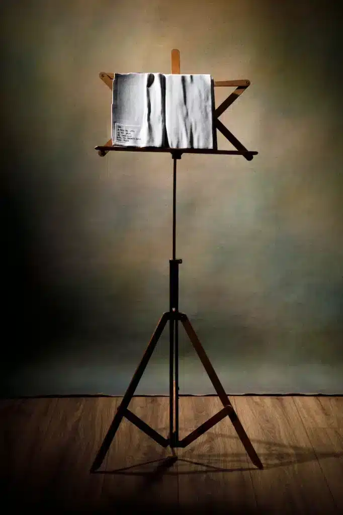 1) “Amore” 2024 – Carrara marble, silver leaf, black ink, white pigment, green ink, rose thorns, and ancient lectern / marmo di Carrara, china nera, foglia d’argento, pigmento bianco, inchiostro verde, spine di rosa e antico leggio – cm. 120 x 45 x 40