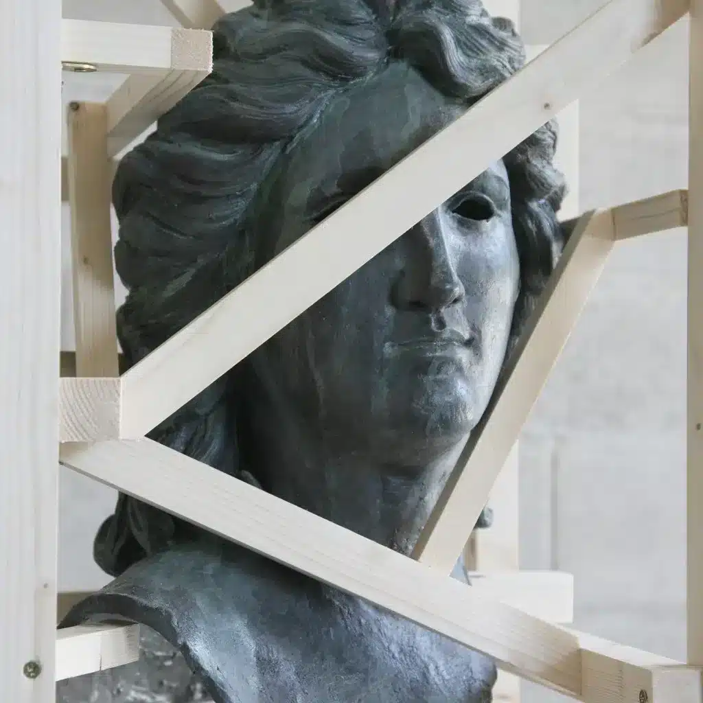 “Cage n° 7” (testa di apollo) 2017, Jesmonite, legno, ossidi metallici / jesmonite, wood, metallic oxides – cm . 50 x 35 x 35