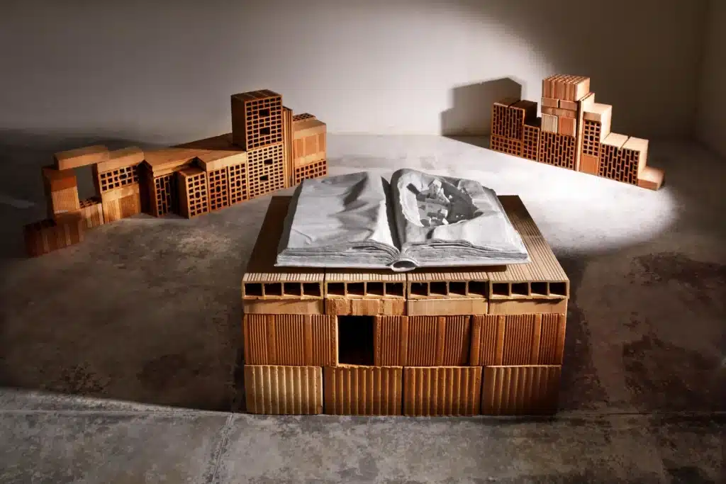 “ Le città sommerse”, 2022 – Marmo di Carrara e forati / Carrara Marble and red bricks – Cm 63 x 100 x 60 – Installazione dimensioni variabili / installation variable dimensions