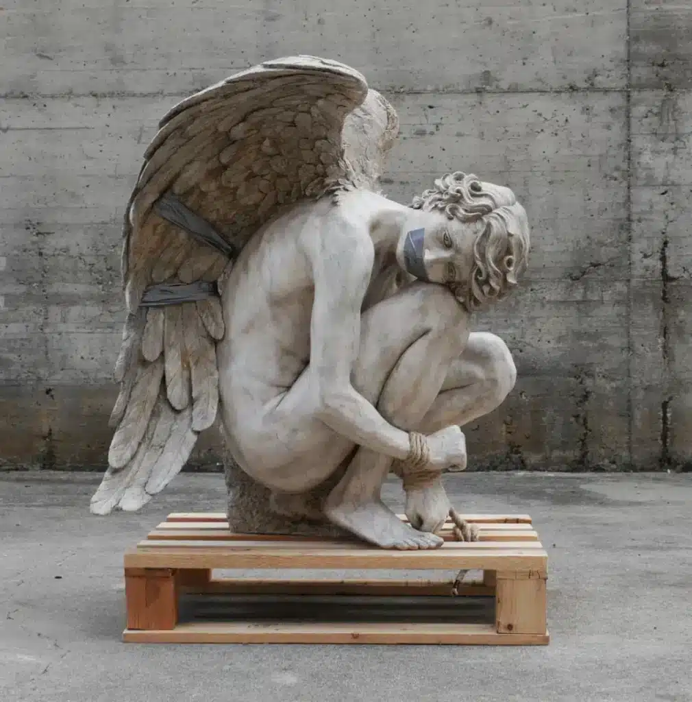 “Pallet n°1″ 2022, Amore rapito) 2022 – jesmonite, wood, rope, tape and metallic oxides – cm 80 x 60 x 45