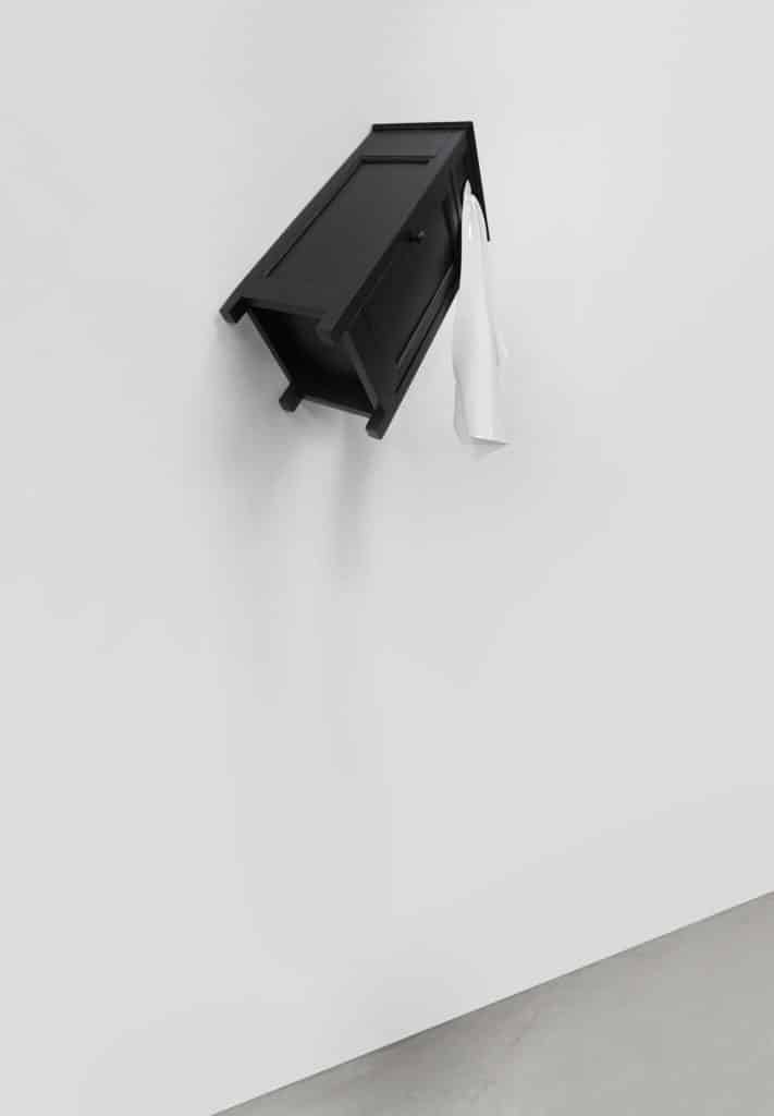 “Senza titolo con comodino” 2019 Legno, smalto, termoformatura in polistirene Cm. 120 x 90 x 50