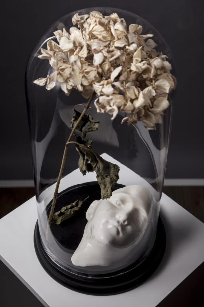 “L’altro” 2017, marmo di Carrara, campana di vetro e fiore secco di ortensia - cm. Cm. 40 x 30 x 30